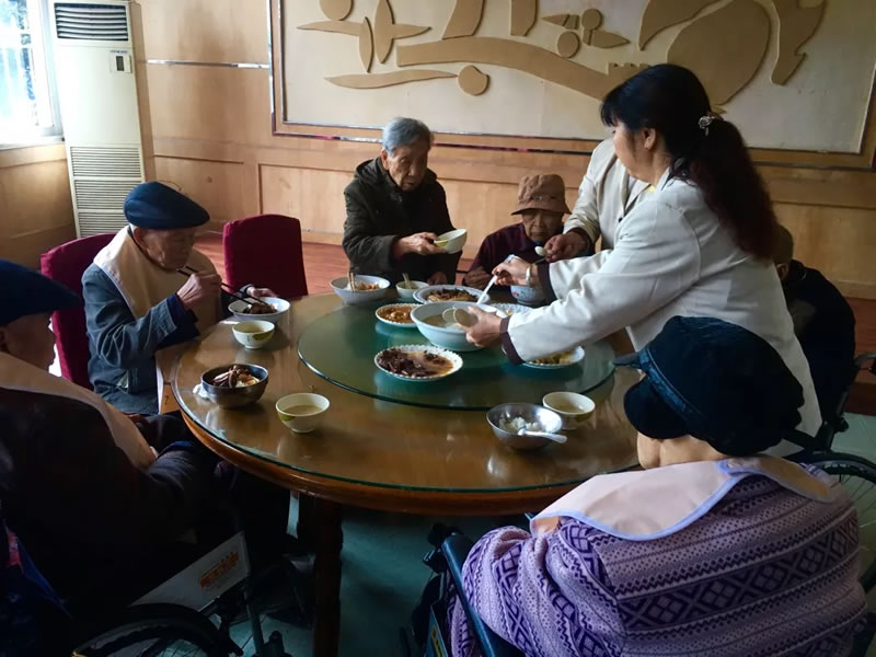服务二：针对老年人饮食特点提供科学合理的膳食搭配。
