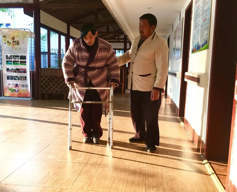 服务四：按照护理级别进行生活照料服务及科学的康复训练。