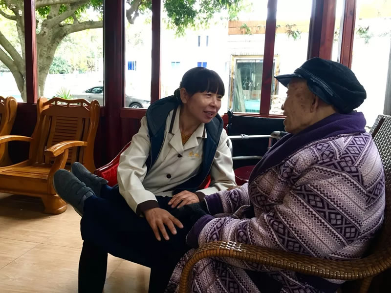 服务五：每天至少4小时由护理人员陪伴聊天、文体、散步服务。